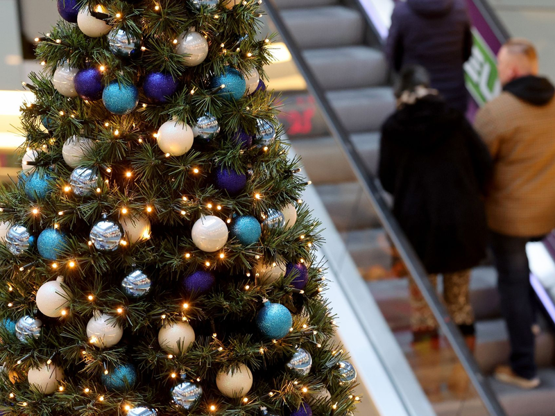 Es könnte Warnstreiks im Einzelhandel geben - Weihnachtseinkäufe sollten nicht auf die letzte Minute getätigt werden. - Foto: Bernd Wüstneck/dpa