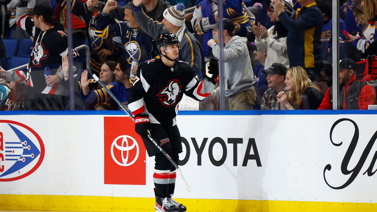 Als JJ Peterka (l) den ersten Treffer für die Gastgeber erzielte, war die Partie bereits gelaufen. - Foto: Jeffrey T. Barnes/AP/dpa
