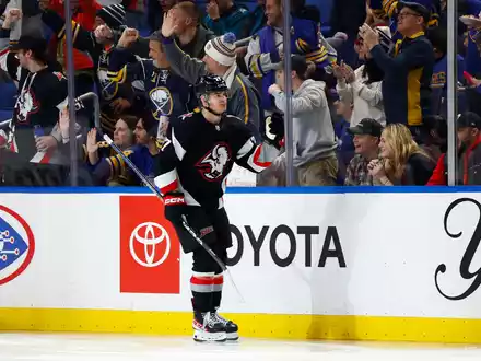 Führte sein Team gegen die Minnesota Wild zum Sieg: Buffalos JJ Peterka (77). - Foto: Jeffrey T. Barnes/AP/dpa