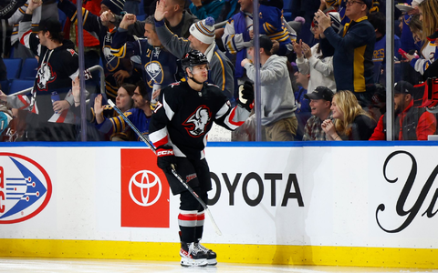 Als JJ Peterka (l) den ersten Treffer für die Gastgeber erzielte, war die Partie bereits gelaufen. - Foto: Jeffrey T. Barnes/AP/dpa Als JJ Peterka (l) den ersten Treffer für die Gastgeber erzielte, war die Partie bereits gelaufen. - Foto: Jeffrey T. Barnes/AP/dpa