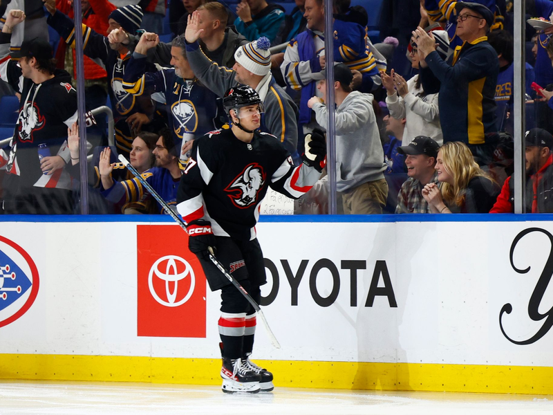 Als JJ Peterka (l) den ersten Treffer für die Gastgeber erzielte, war die Partie bereits gelaufen. - Foto: Jeffrey T. Barnes/AP/dpa