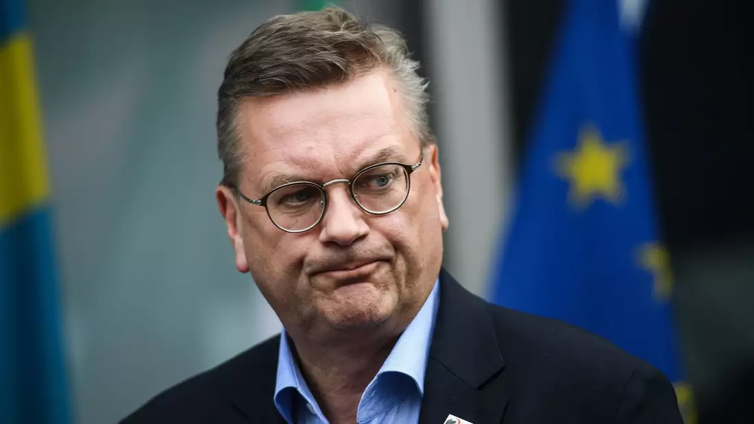 Reinhard Grindel nimmt Karl-Heinz Rummenigge nach dessen Aussagen im Kuss-Skandal in Schutz. - Bild: Andreas Arnold/dpa