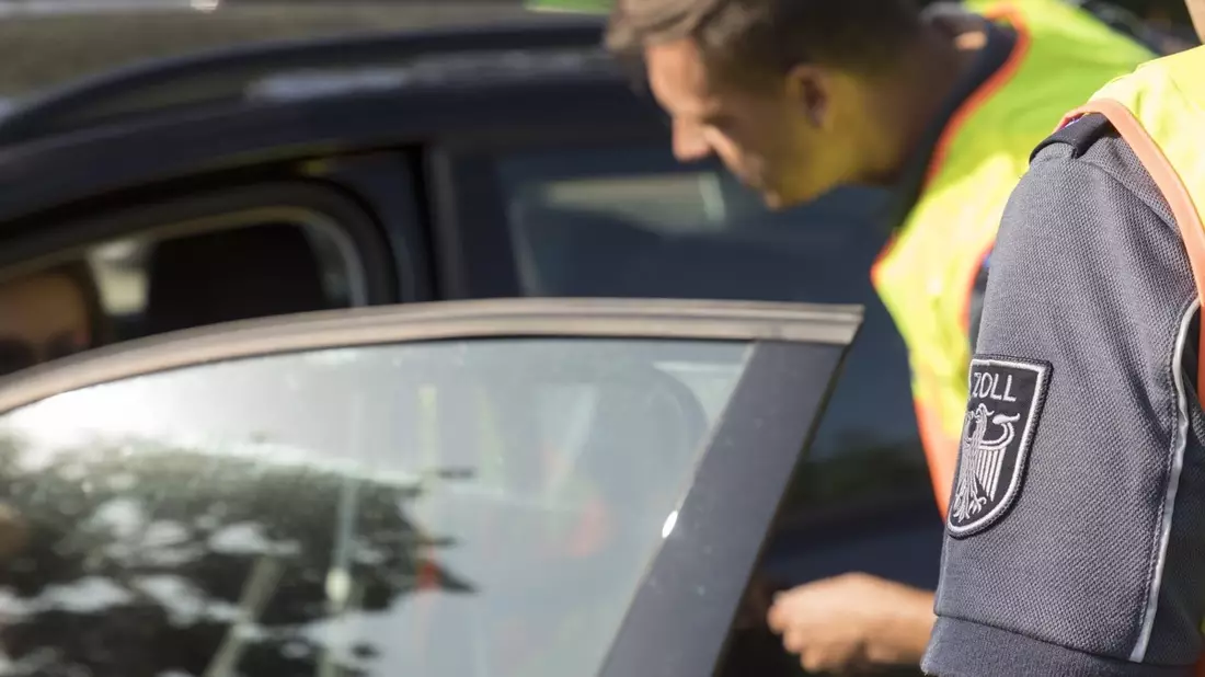 HZA-DA: Zoll prüft Mindestlohn - größte grenzüberschreitende Prüfaktion in der Europäischen Union - Bild: presseportal.de