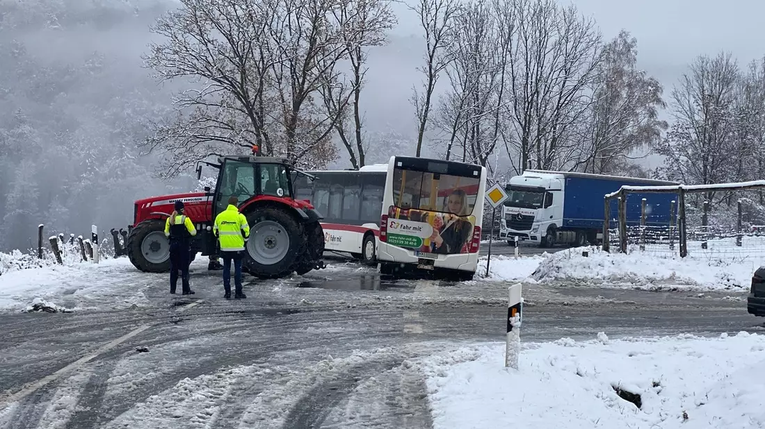 LPI-NDH: Helfer in der Not - Gemeinsam gegen Schnee und Eis - Bild: presseportal.de
