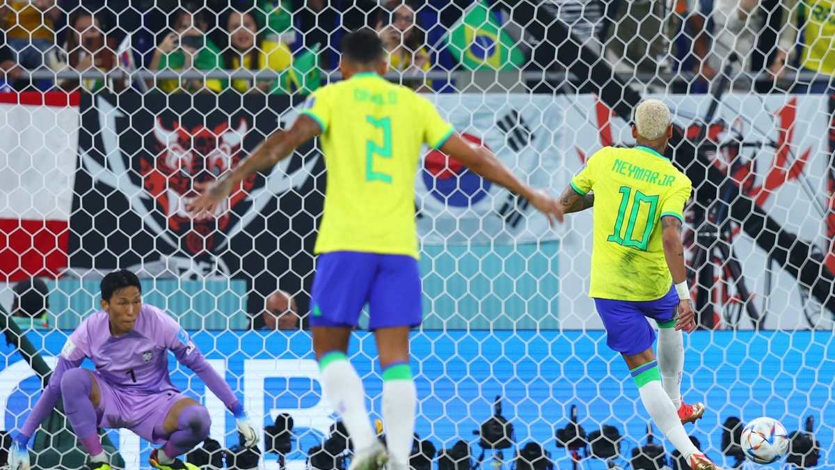 Leverkusens Exequiel Palacios (r) traf per Elfmeter in der Nachspielzeit zum Ausgleich. - Foto: Tom Weller/dpa