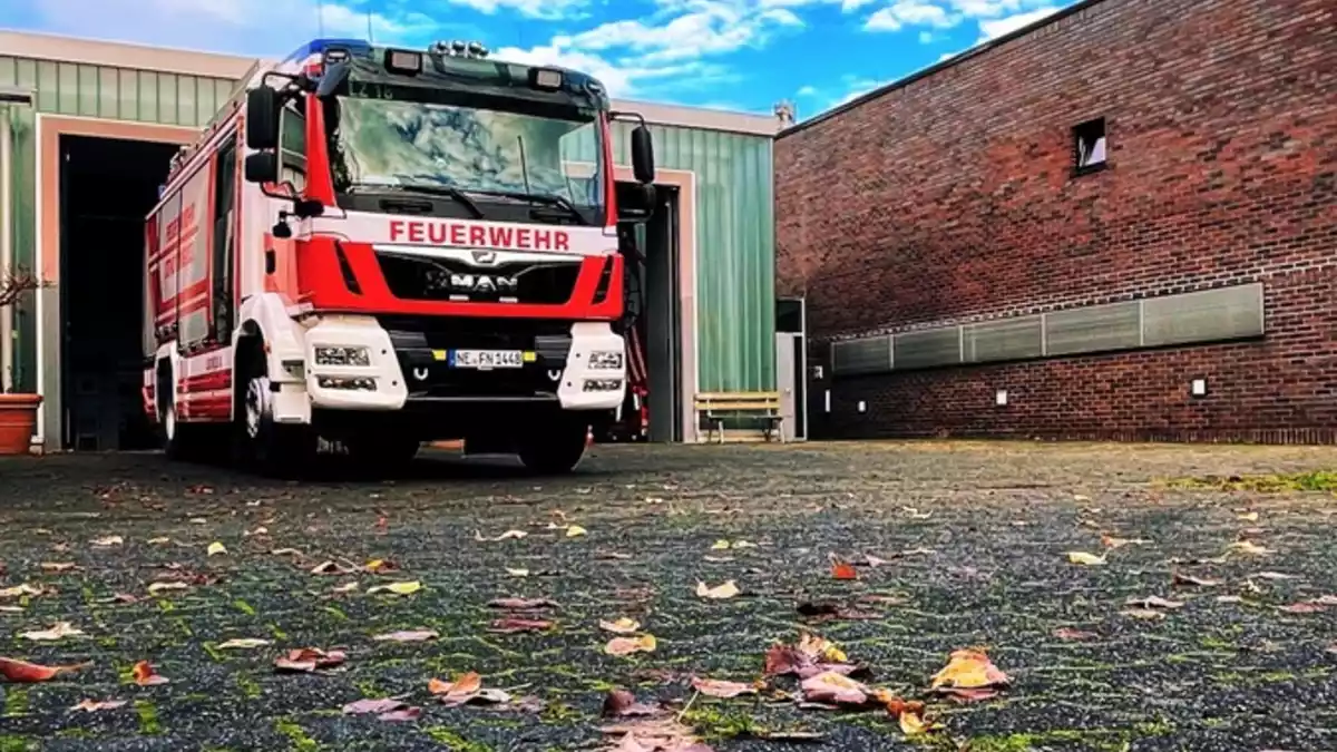 FW-NE: Beißender Geruch in Tiefgarage | Technischer Defekt an Fahrzeug als Ursache festgestellt - Bild: presseportal.de