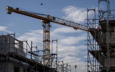 Ein Turmdrehkran ragt in den Himmel auf einer Baustelle: Das Baugewerbe ist vom Fachkräftemangel besonders stark betroffen. - Foto: Monika Skolimowska/dpa