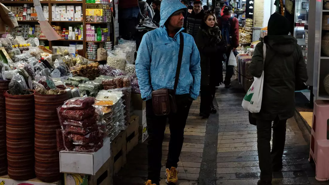 In Teheran werden zum Tag der Armee Raketen auf Lastwagen transportiert. Bei einem Auftritt bei der Parade warnte der iranische Präsident Raisi Israel vor jeder militärischen Aktion gegen den Iran. - Bild: Vahid Salemi/AP/dpa