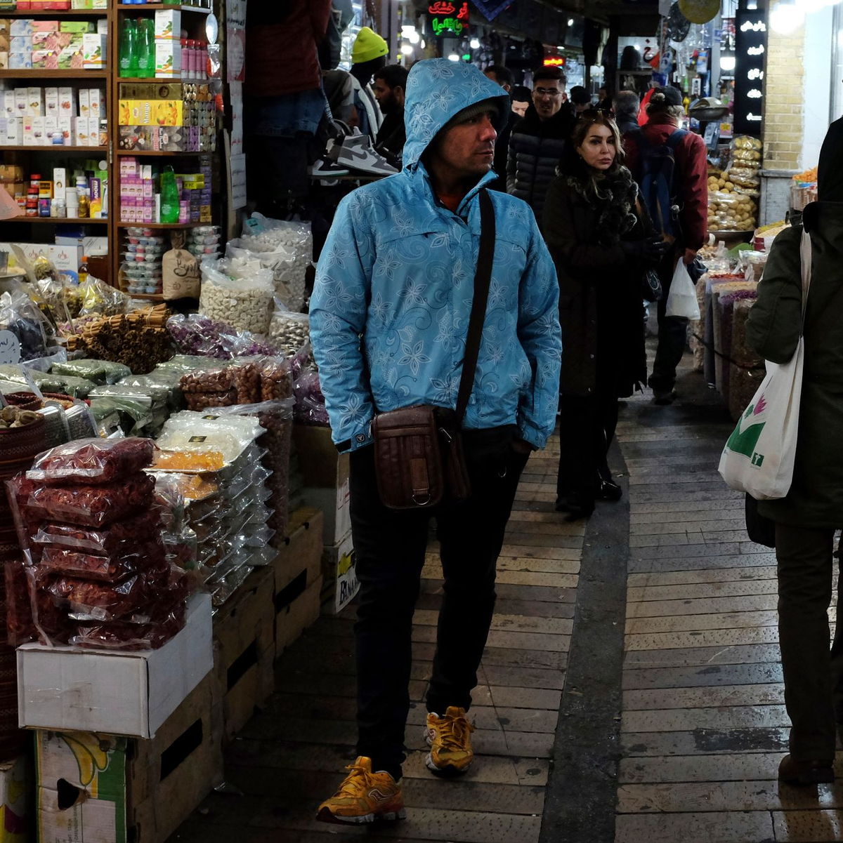 In Teheran werden zum Tag der Armee Raketen auf Lastwagen transportiert. Bei einem Auftritt bei der Parade warnte der iranische Präsident Raisi Israel vor jeder militärischen Aktion gegen den Iran. - Foto: Vahid Salemi/AP/dpa