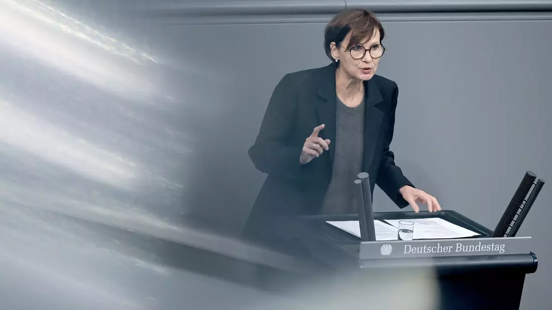 «Ein Gerät allein macht Unterricht noch nicht digital. Es wäre besser, wenn der Bund im Sinne einer nachhaltigen Wirksamkeit mehr mitreden könnte»: Bettina Stark-Watzinger. - Bild: Britta Pedersen/dpa