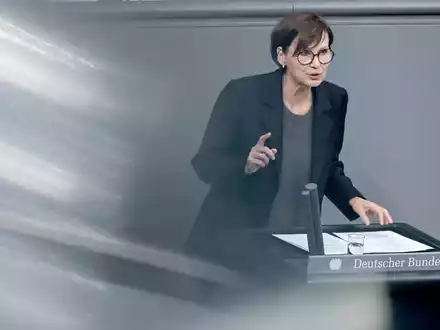 «Ein Gerät allein macht Unterricht noch nicht digital. Es wäre besser, wenn der Bund im Sinne einer nachhaltigen Wirksamkeit mehr mitreden könnte»: Bettina Stark-Watzinger. - Foto: Britta Pedersen/dpa