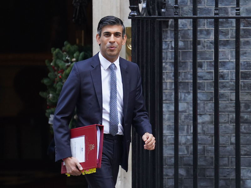 Premierminister Rishi Sunak hat in der eigenen Partei einen schweren Stand. - Foto: James Manning/PA Wire/dpa