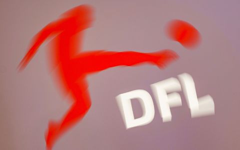 Die Deutsche Fußball Liga hat sich im Streit mit dem Streamingdienst DAZN an die Vereine gewendet. - Foto: Frank Rumpenhorst/dpa
