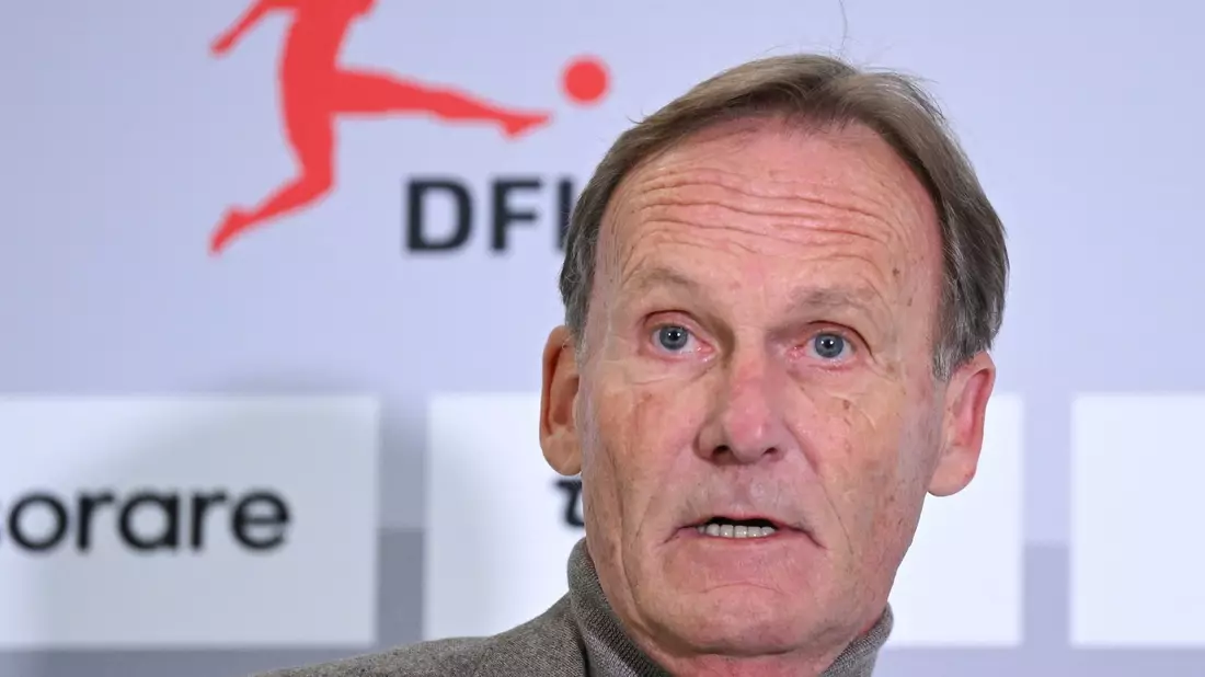 Der DFL-Aufsichtsratsvorsitzende Hans-Joachim Watzke spricht nach der DFL-Mitgliederversammlung über die Ablehnung. - Bild: Arne Dedert/dpa