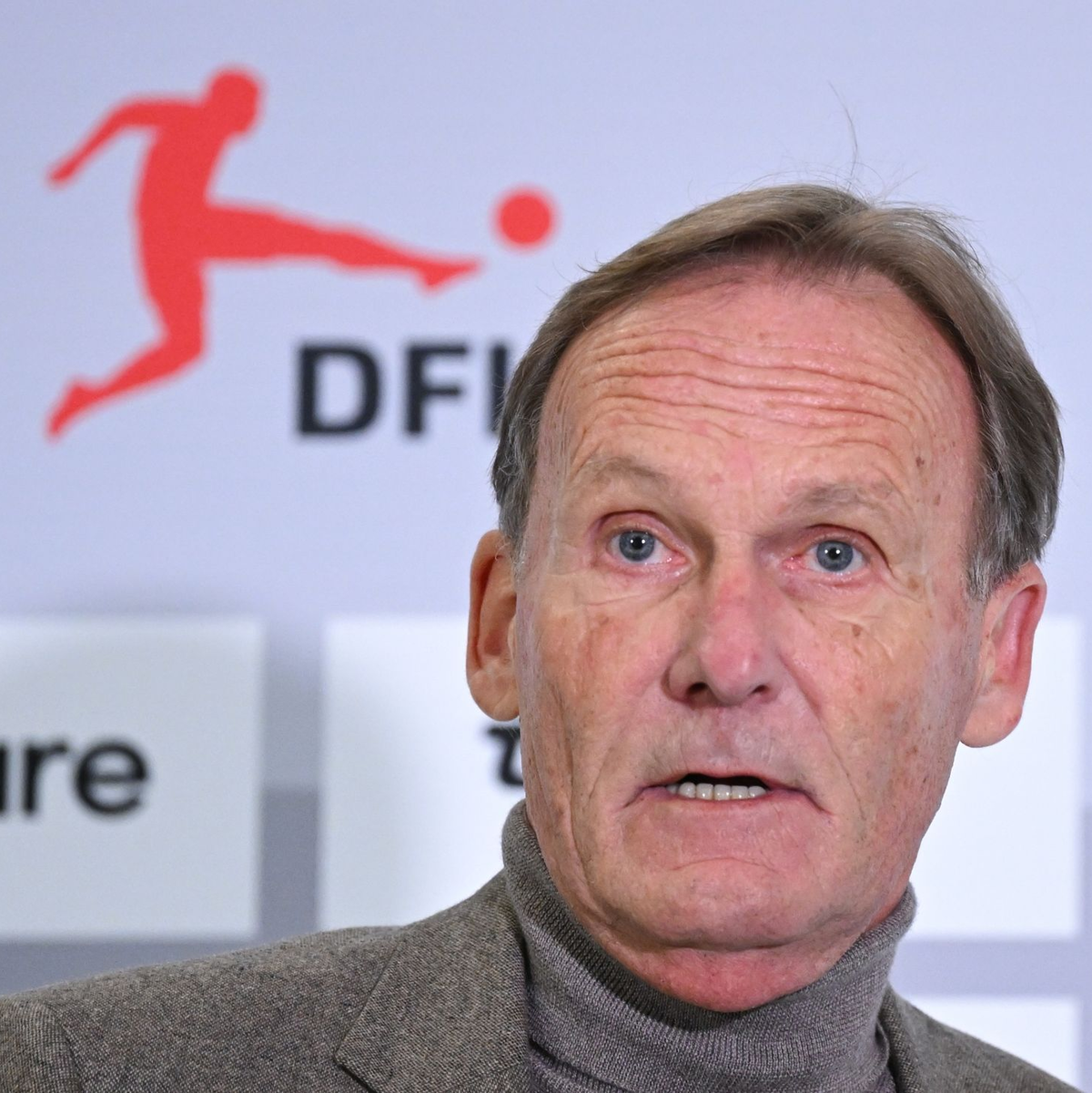 Der DFL-Aufsichtsratsvorsitzende Hans-Joachim Watzke (l) auf dem Weg zur Mitgliederversammlung. - Foto: Arne Dedert/dpa