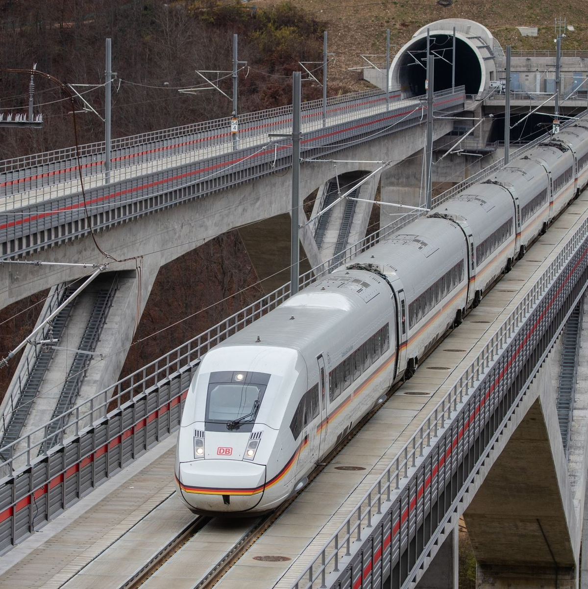 Aufgrund fehlender Mittel droht der Neu- und Ausbau der Bahn-Infrastruktur zu stocken. (Archivbild) - Foto: Christoph Schmidt/dpa