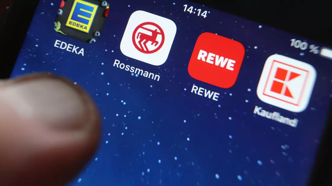 Die Bonus-Apps der Handelsketten werden von vielen Kunden genutzt. - Bild: Karl-Josef Hildenbrand/dpa