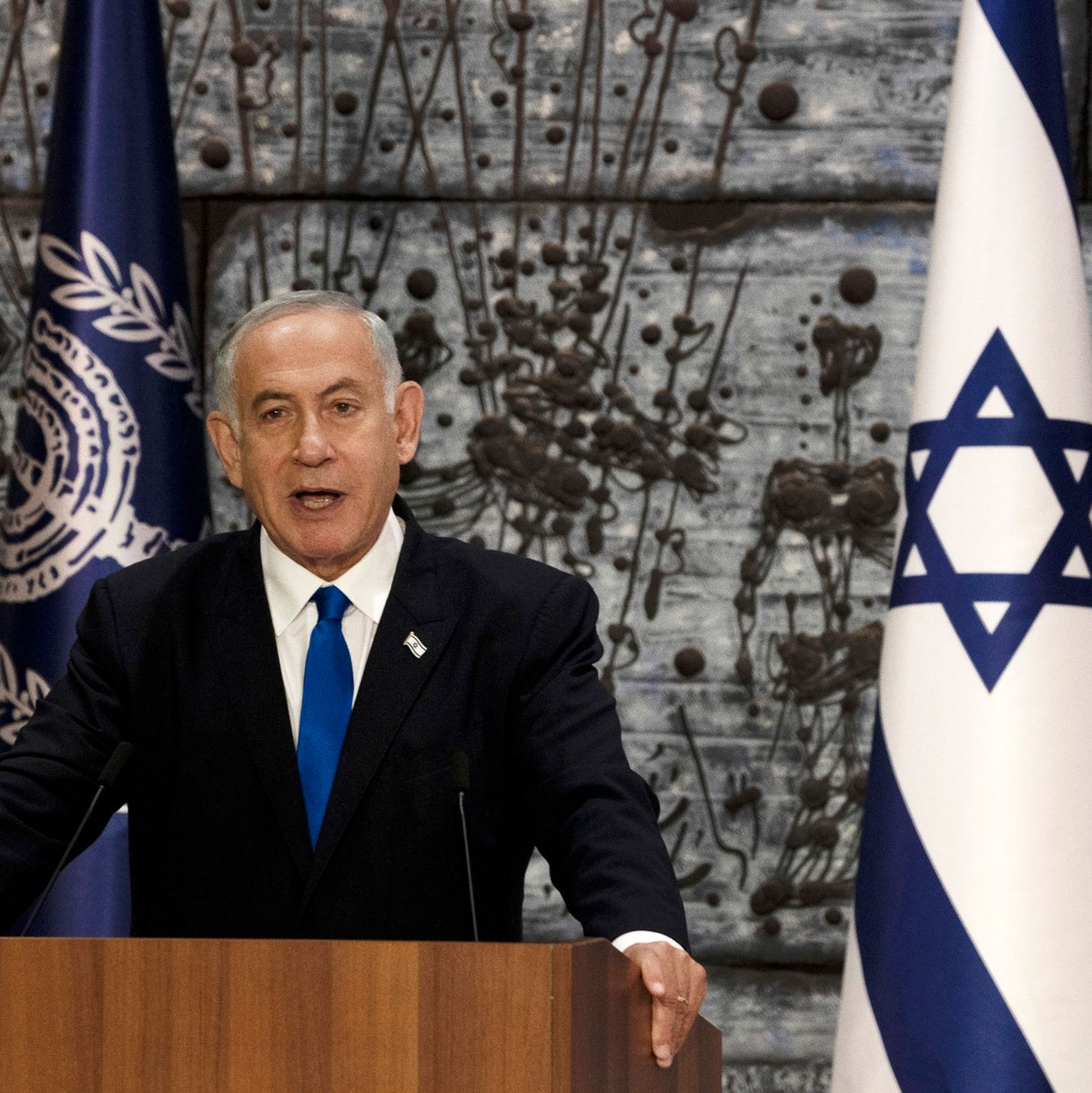 Israels Ministerpräsident Benjamin Netanjahu (2.v.l) spricht in der Knesset in Jerusalem mit Kabinettmitgliedern. - Foto: Maya Alleruzzo/AP/dpa