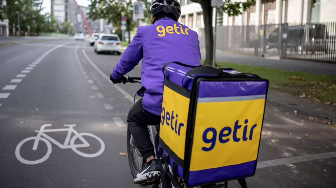 Der Lebensmittel-Lieferdienst Getir will sich von rund 2500 Mitarbeitern trennen. - Bild: Michael Kappeler/dpa