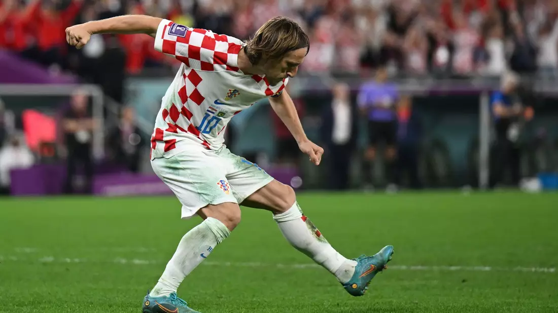 Kroatiens Luka Modric (M) und seine Teamkollegen schauen vom Spielfeldrand zu. - Bild: Robert Michael/dpa