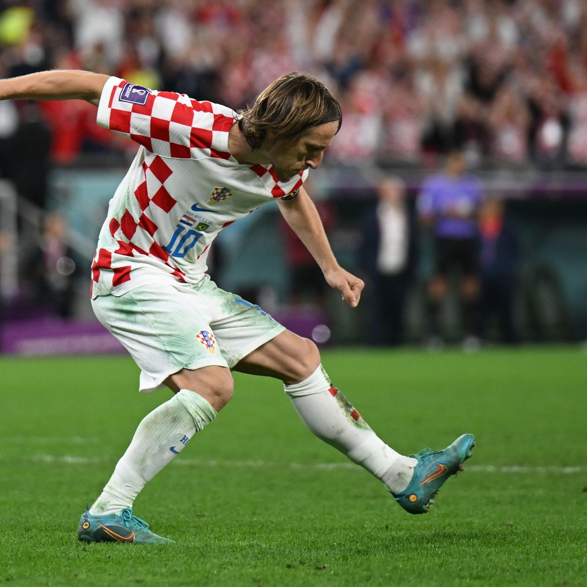 Kroatiens Luka Modric (M) und seine Teamkollegen schauen vom Spielfeldrand zu. - Foto: Robert Michael/dpa