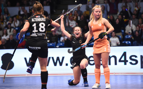 Kapitän der Weltmeister: Dennis Schröder beim Test in Hamburg. - Foto: Gregor Fischer/dpa