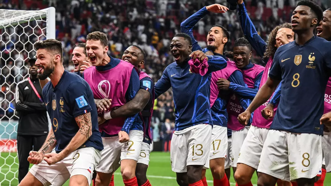 Frankreichs Spieler stehen vor dem Spiel gegen die Niederlande zusammen. Mit dem Toreschießen klappte es wieder nicht. - Bild: Robert Michael/dpa