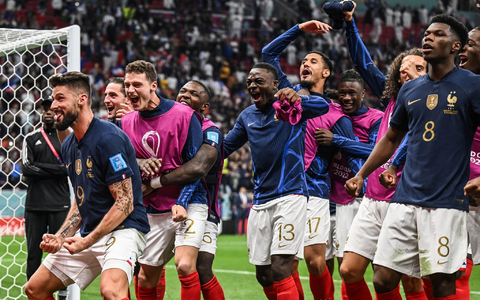 Frankreichs Spieler stehen vor dem Spiel gegen die Niederlande zusammen. Mit dem Toreschießen klappte es wieder nicht. - Foto: Robert Michael/dpa