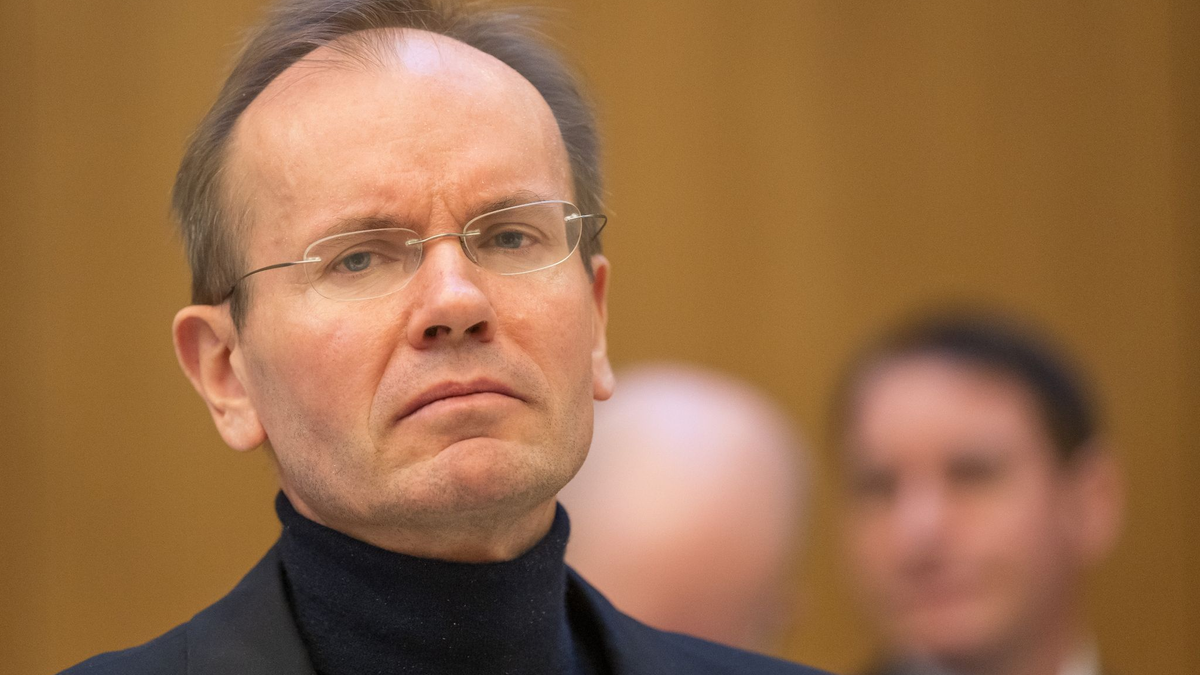 Der früheren Wirecard-Vorstandschef Markus Braun wird von einem Justizbeamten in den Gerichtssaal begleitet. - Foto: Peter Kneffel/dpa