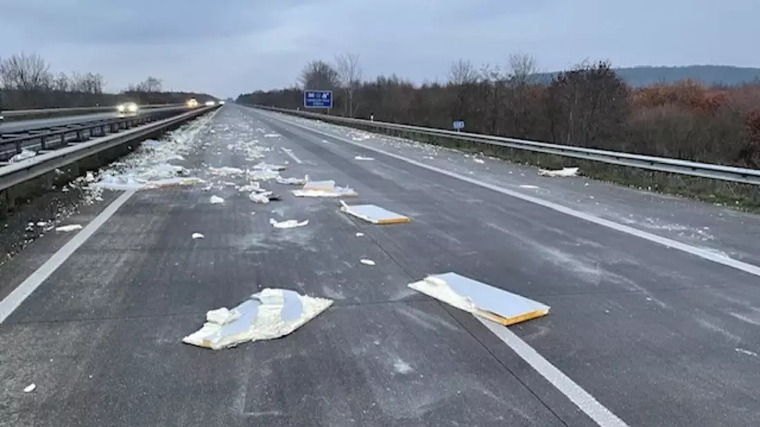 POL-PDNW: Haßloch - defekte Ladeklappe verursacht kurzeitige Verkehrsbehinderung - Bild: presseportal.de