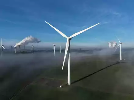 Laut einem Windenergieverband baut Europa nicht genug neue Windparks, um seine Energieziele für 2030 zu erreichen. - Foto: Henning Kaiser/dpa