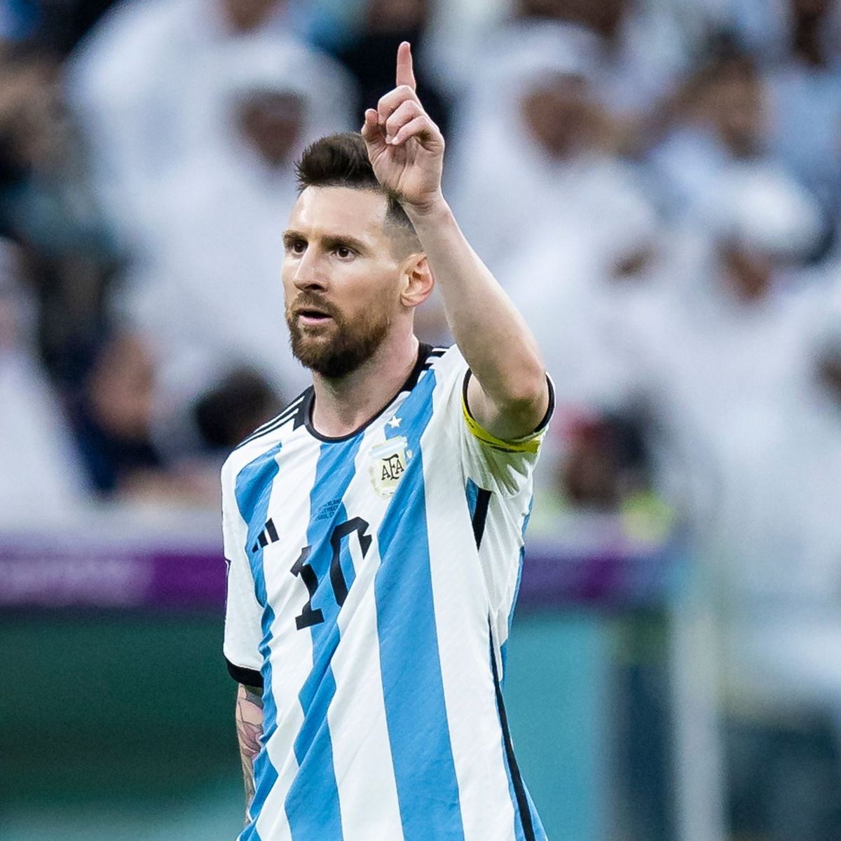 Argentiniens Lionel Messi lässt sich mit dem Weltmeisterpokal feiern. - Foto: Tom Weller/dpa