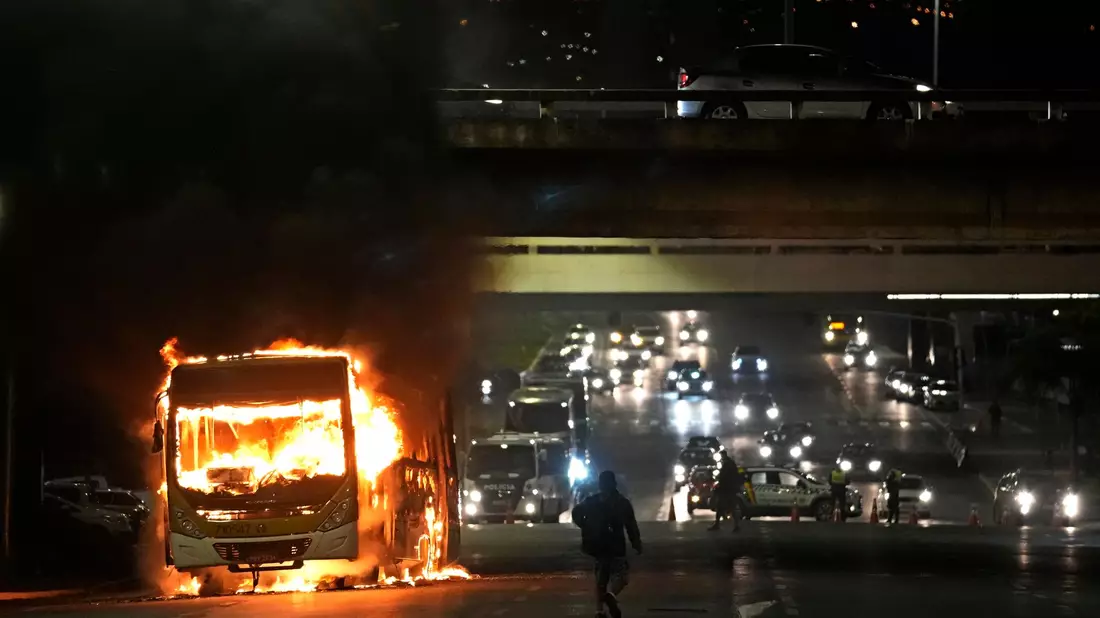 Ein Mitarbeiter des Gesundheitswesens räuchert ein Viertel in Brasilia gegen die Mücken aus. - Bild: Eraldo Peres/AP/dpa