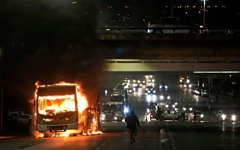 Ein Mitarbeiter des Gesundheitswesens räuchert ein Viertel in Brasilia gegen die Mücken aus. - Foto: Eraldo Peres/AP/dpa