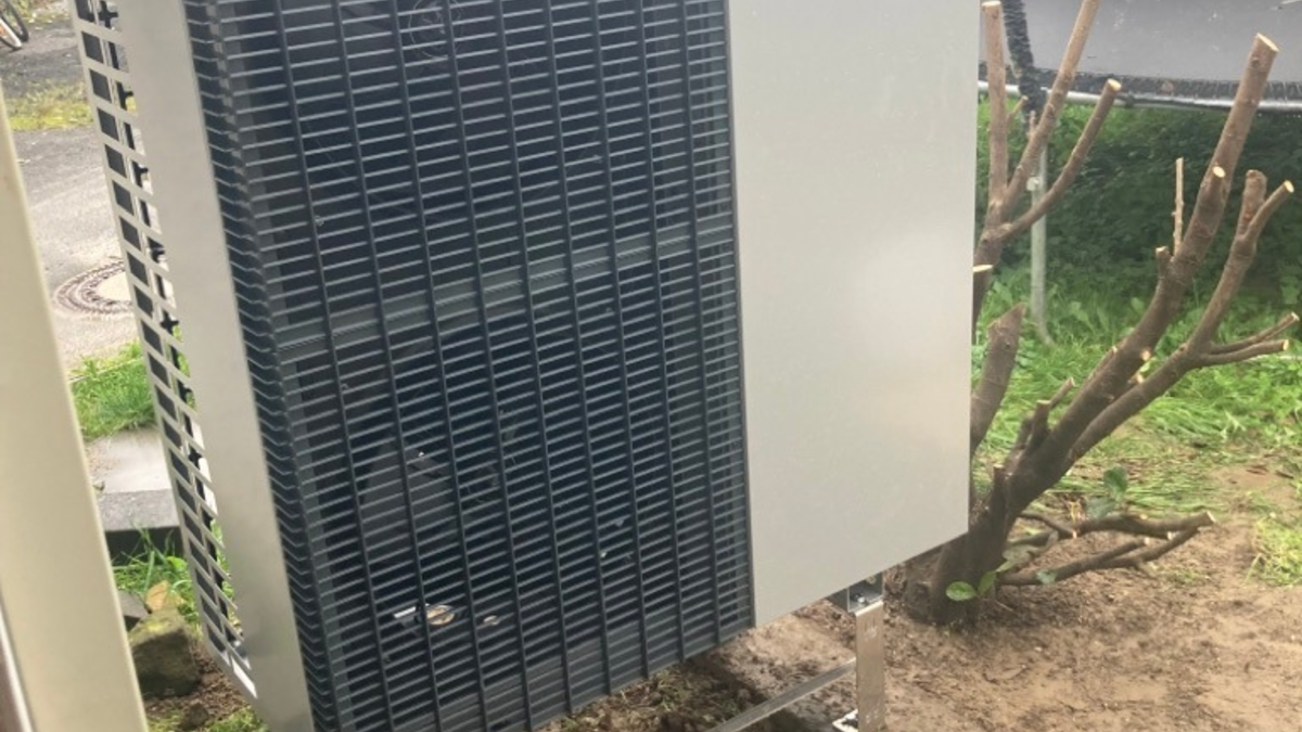 FW Tönisvorst: Brennender Misthaufen löst Großalarm für die Feuerwehr aus. - Foto: presseportal.de