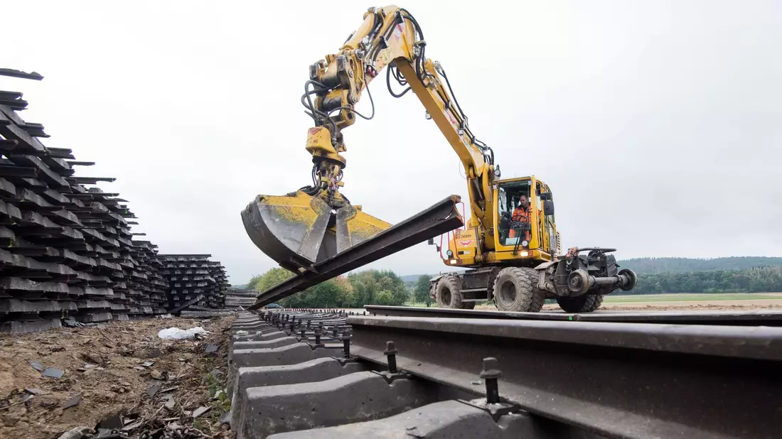 Gibt es auch mehr Geld für den Neubau von Bahnstrecken? (Archivbild) - Bild: Julian Stratenschulte/dpa