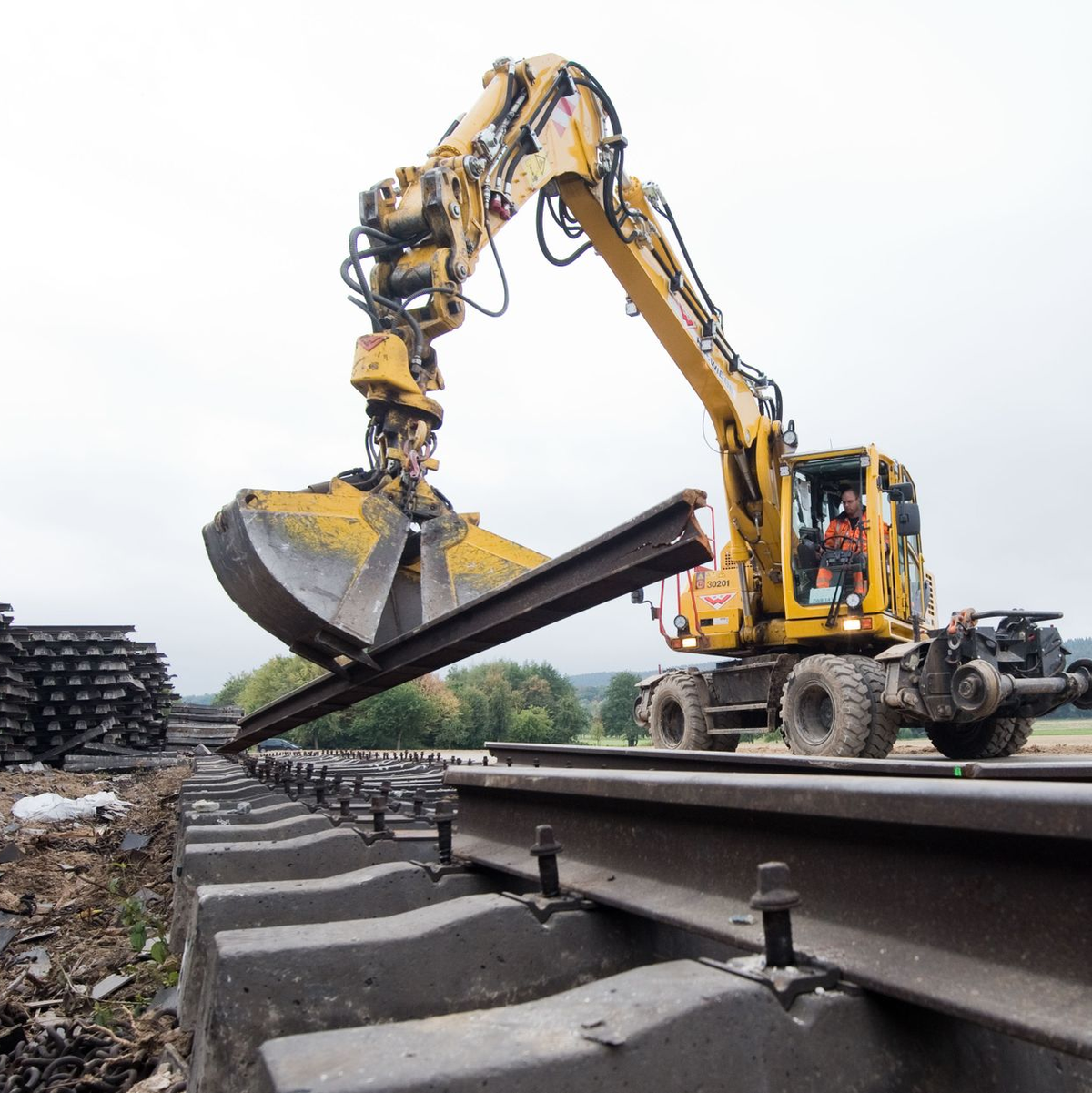 Gibt es auch mehr Geld für den Neubau von Bahnstrecken? (Archivbild) - Foto: Julian Stratenschulte/dpa