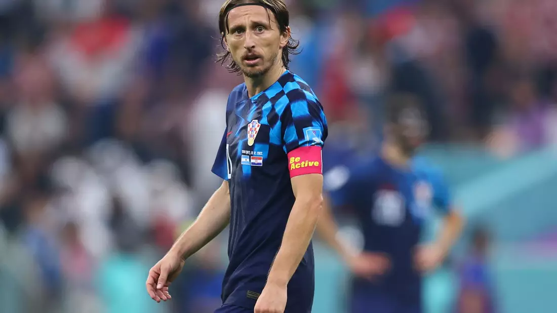 Kroatiens Luka Modric beißt nach der Siegerehrung in die Medaille und jubelt. In dieser Woche will der Real-Star die Nations League gewinnen. - Bild: Tom Weller/dpa