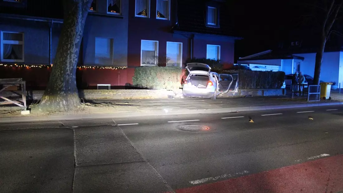POL-KS: Auto gerät nach Unfall in Brand: Fahrer leicht verletzt; Ermittlungen wegen Alkohol am Steuer - Bild: presseportal.de