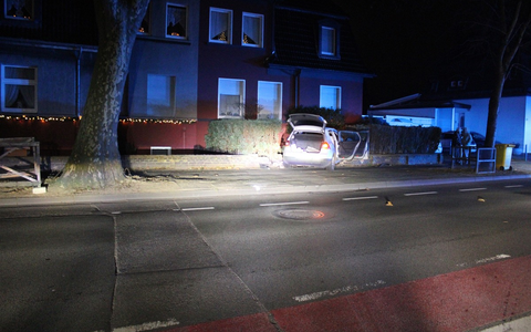 POL-KS: Auto gerät nach Unfall in Brand: Fahrer leicht verletzt; Ermittlungen wegen Alkohol am Steuer - Foto: presseportal.de