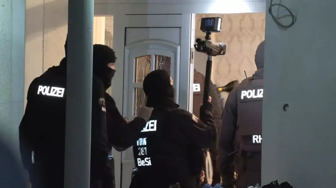 Insgesamt waren bei dem Einsatz mehr als 1000 Beamte der Bundespolizei und der Staatsanwaltschaft beteiligt. - Bild: Gianni Gattus/dpa
