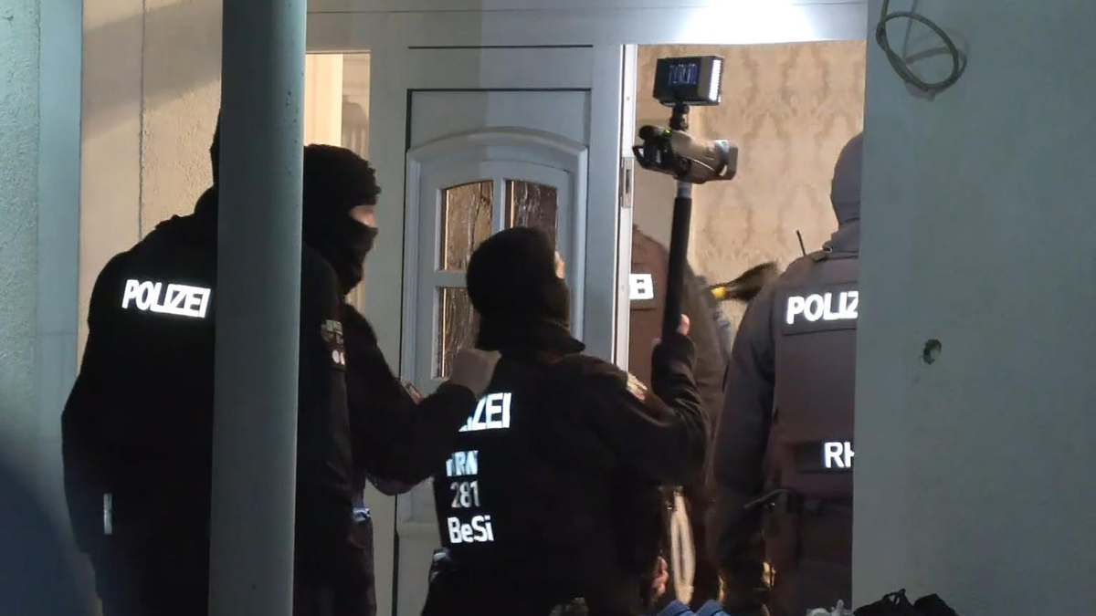 Insgesamt waren bei dem Einsatz mehr als 1000 Beamte der Bundespolizei und der Staatsanwaltschaft beteiligt. - Foto: Gianni Gattus/dpa