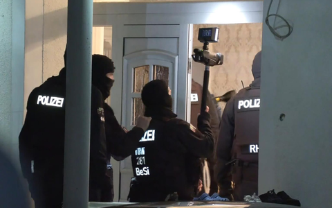 Insgesamt waren bei dem Einsatz mehr als 1000 Beamte der Bundespolizei und der Staatsanwaltschaft beteiligt. - Foto: Gianni Gattus/dpa