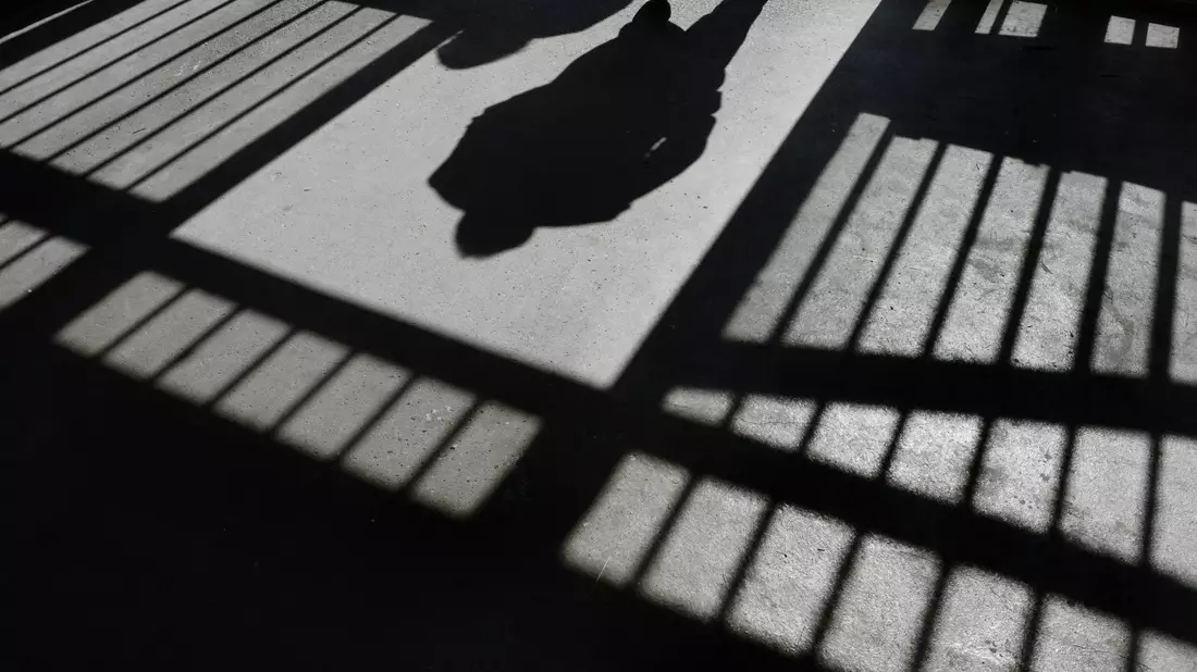 Arbeit hinter Gittern soll der Resozialisierung dienen. - Bild: Felix Kästle/dpa