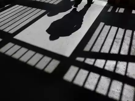 Nach Angaben der Sicherheitsorgane wird geprüft, ob der Ausbruch von außen koordiniert wurde (Symbolbild). - Foto: Felix Kästle/dpa