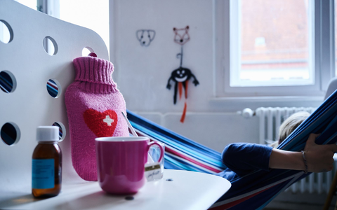 Fieberthermometer, Hustensaft, Wärmflasche und eine Tasse Tee: Die Wellen von Atemwegsinfektionen in Deutschland flachen langsam ab. - Foto: Annette Riedl/dpa Fieberthermometer, Hustensaft, Wärmflasche und eine Tasse Tee: Die Wellen von Atemwegsinfektionen in Deutschland flachen langsam ab. - Foto: Annette Riedl/dpa