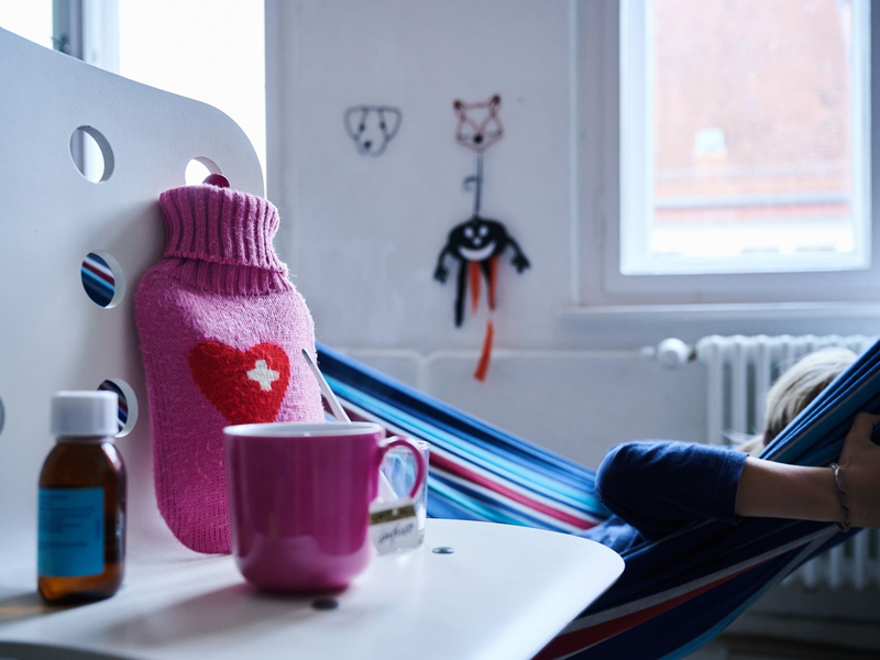 Fieberthermometer, Hustensaft, Wärmflasche und eine Tasse Tee: Die Wellen von Atemwegsinfektionen in Deutschland flachen langsam ab. - Foto: Annette Riedl/dpa