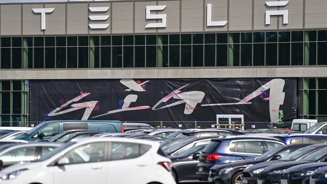 Die Investitionen von Tesla werden der ostdeutschen Wirtschaft nur einen begrenzten Schwung geben, glaubt das Ifo-Institut. - Bild: Patrick Pleul/dpa