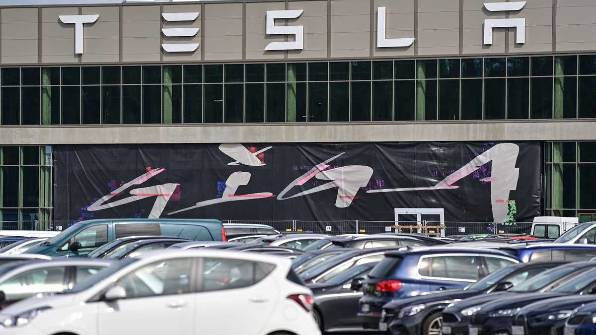 Die Investitionen von Tesla werden der ostdeutschen Wirtschaft nur einen begrenzten Schwung geben, glaubt das Ifo-Institut. - Foto: Patrick Pleul/dpa