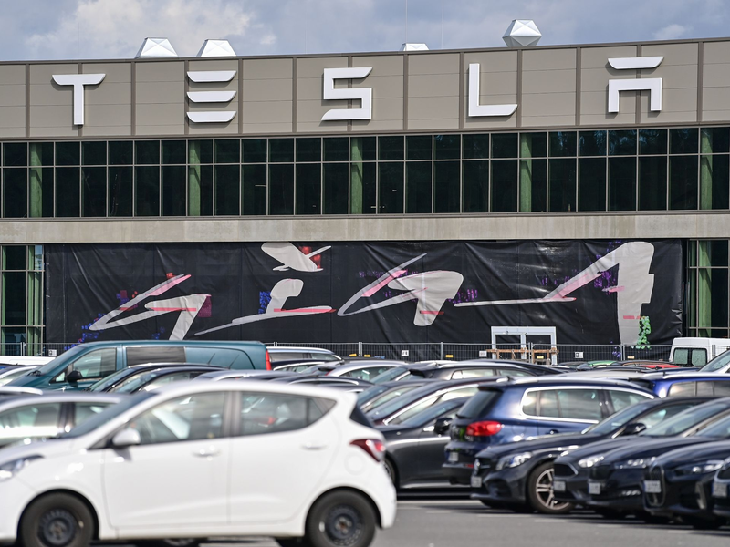 Die Investitionen von Tesla werden der ostdeutschen Wirtschaft nur einen begrenzten Schwung geben, glaubt das Ifo-Institut. - Foto: Patrick Pleul/dpa